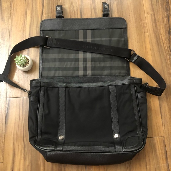 ⚡️SOLD⚡️ Burberry Messenger Bag - Picture 2 of 8